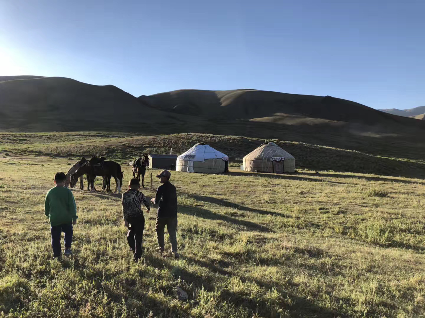 少年骑马去越野,自驾15天横穿小国家,硬核车手爸爸还输了