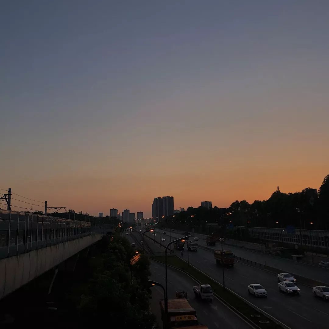 七月念“雀”，意思是七月像小鸟一样飞走了