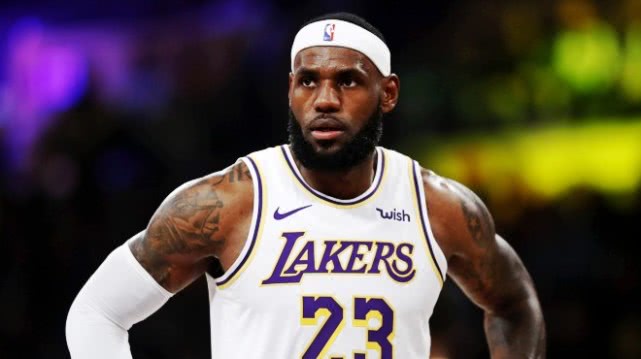 詹姆斯举起mvp奖杯,美媒评选过去16年西决mvp