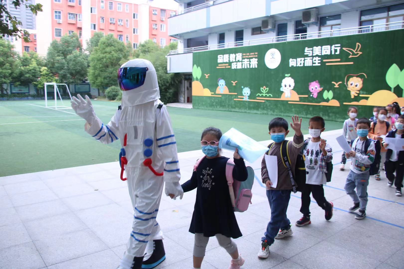 跟着“宇航员”，迈入一年级—-郑州市中原区汝河新区小学新生入学了
