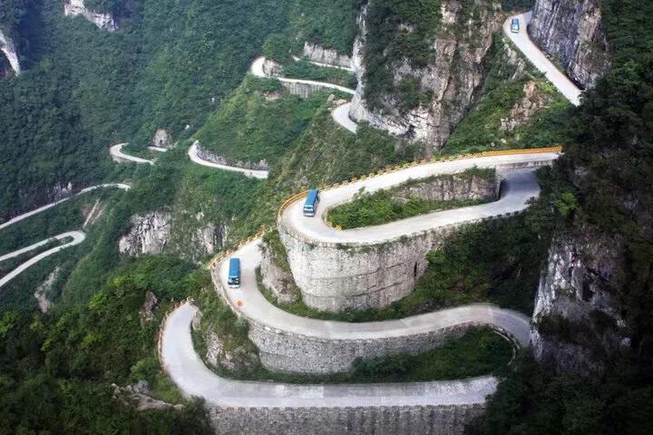 张家界天门山悬崖峭壁的视频,张家界天门山山峰险峻风景秀美