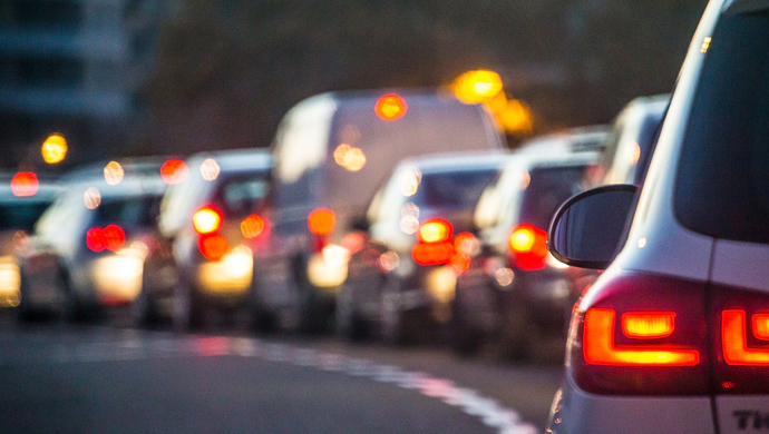 老司机低速跟车技巧,行车跟车距离控制技巧