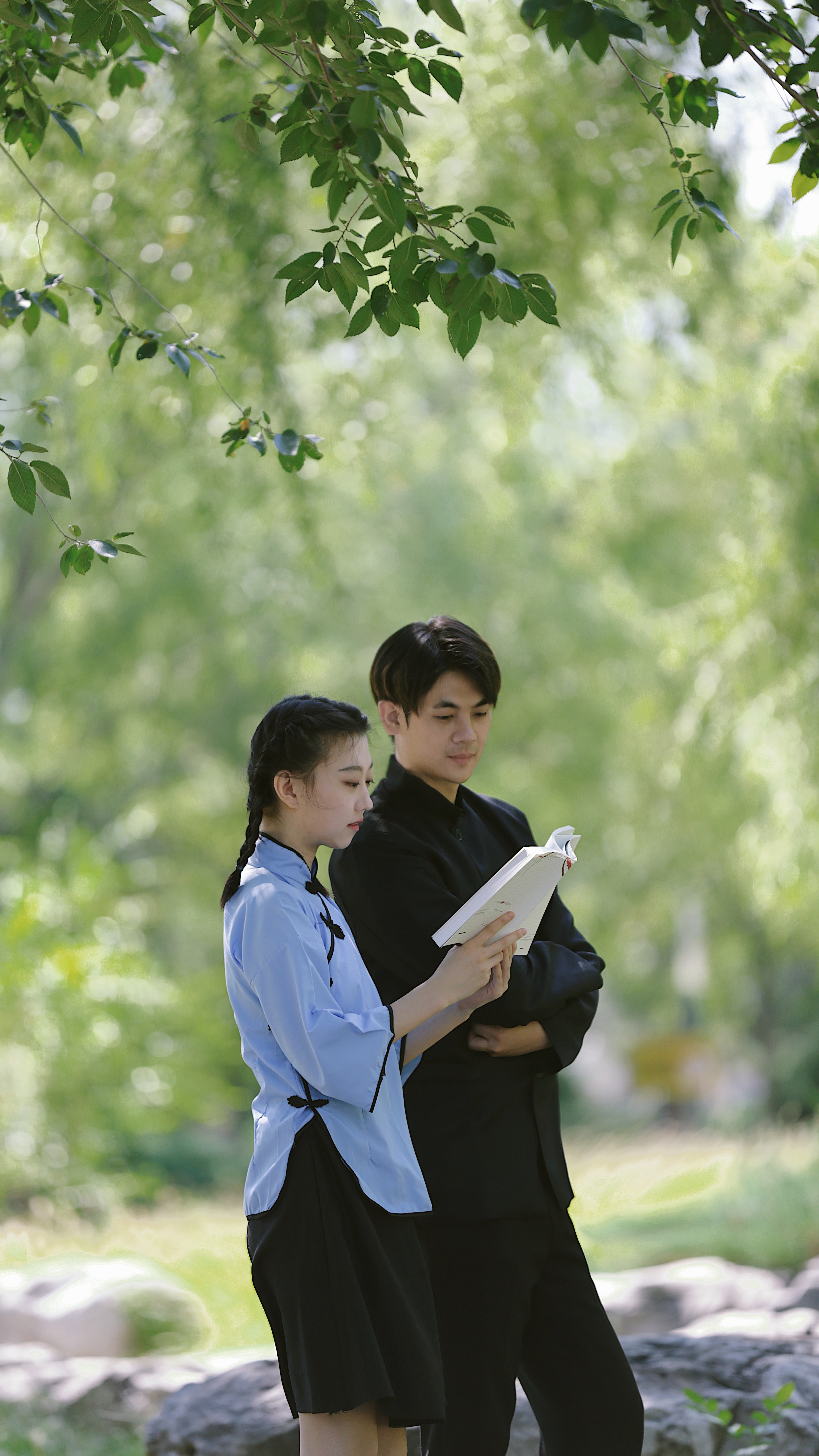 美女拍书的文艺照片,美女拍书照片