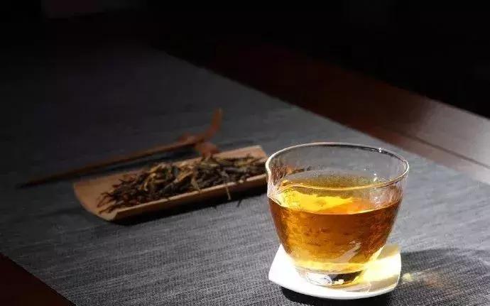 喝红茶有什么好处和坏处,女性朋友一定要多喝洛神花茶