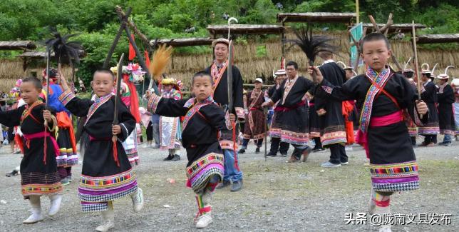 白马民族服装,白衣人服饰