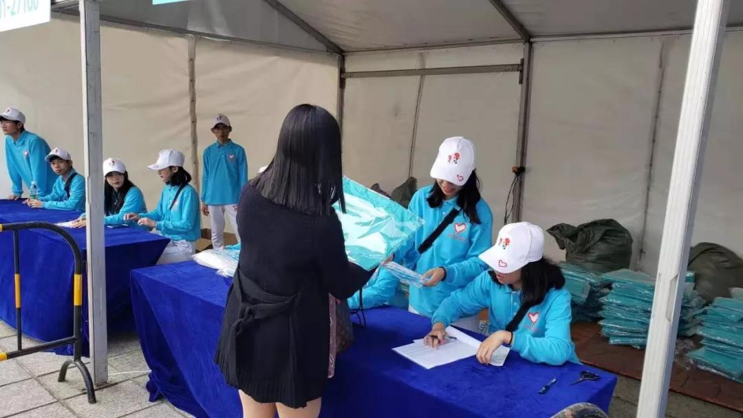 在街头当志愿者,凌晨四点出门当志愿者