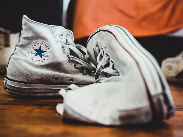 鞋脏了怎么洗不掉色,白鞋脏了怎么清洗多种方法