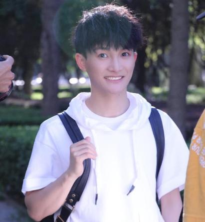 周深在饭圈边缘,周深饭圈