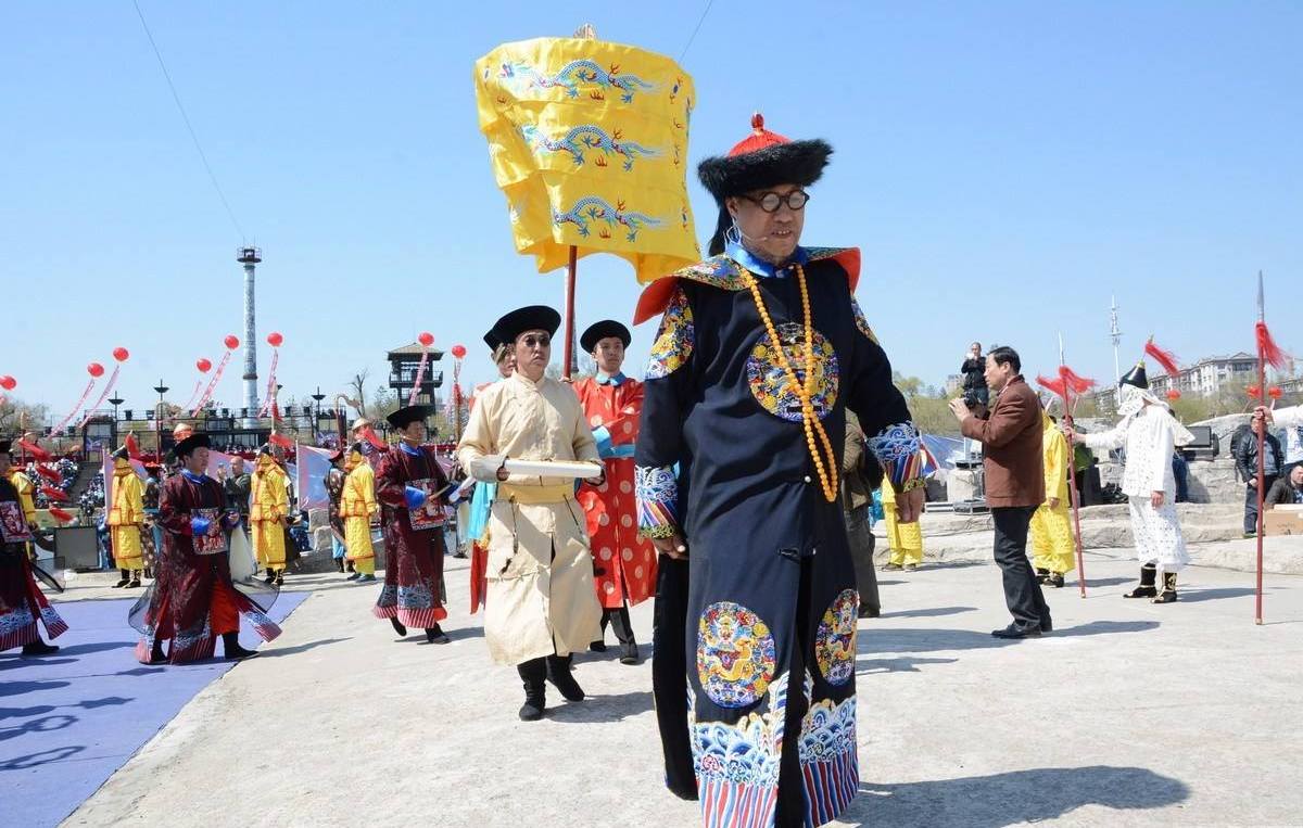 爱新觉罗恒绍祭祖龙袍,爱新觉罗后代恒绍