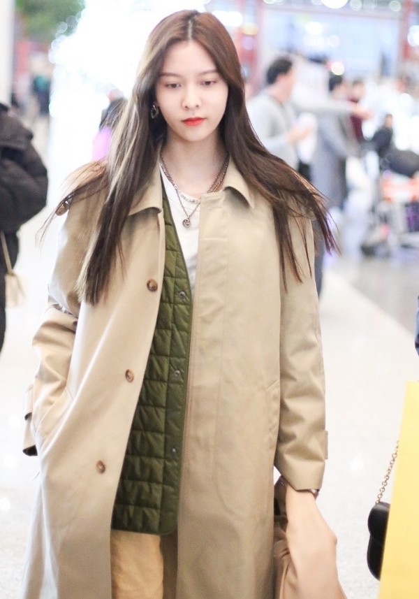 棉背心丑爆到没眼看?学宋妍霏同色系叠穿*法大**,棉马甲成了亮点