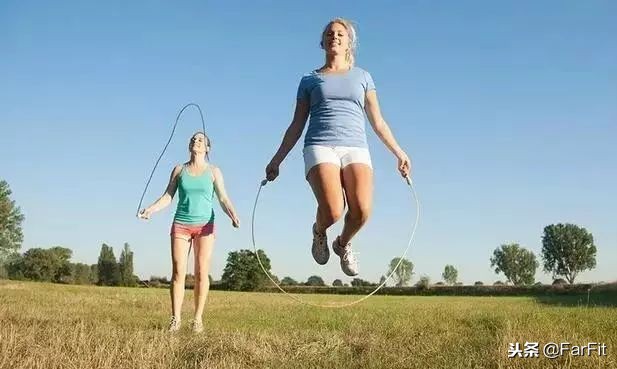 一根跳绳怎么练腹肌,3招花式跳绳在家也能减脂塑形
