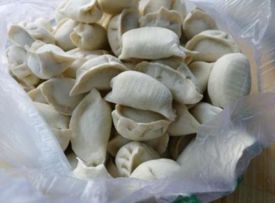 冻饺子是冷水蒸还是开水蒸几分钟,商用煮冻饺子放凉不烂不粘的诀窍