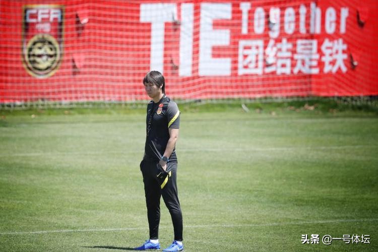 国足热身赛4-1大胜上港谭龙一人独中两元国足真的改变了么