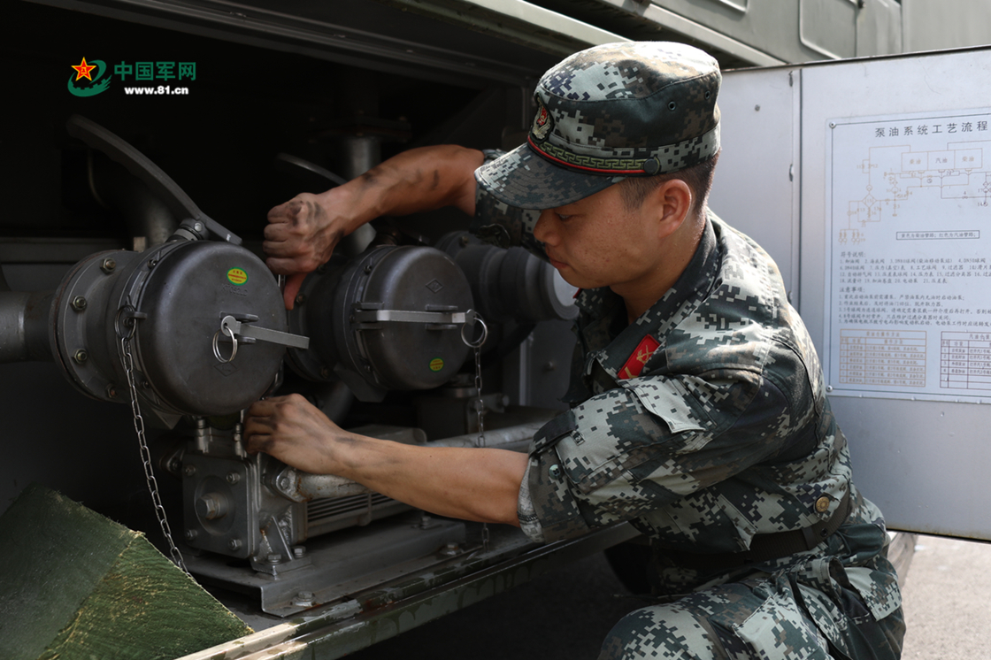 绝活!这位“油腻”小哥为啥能55秒识别15种油品?