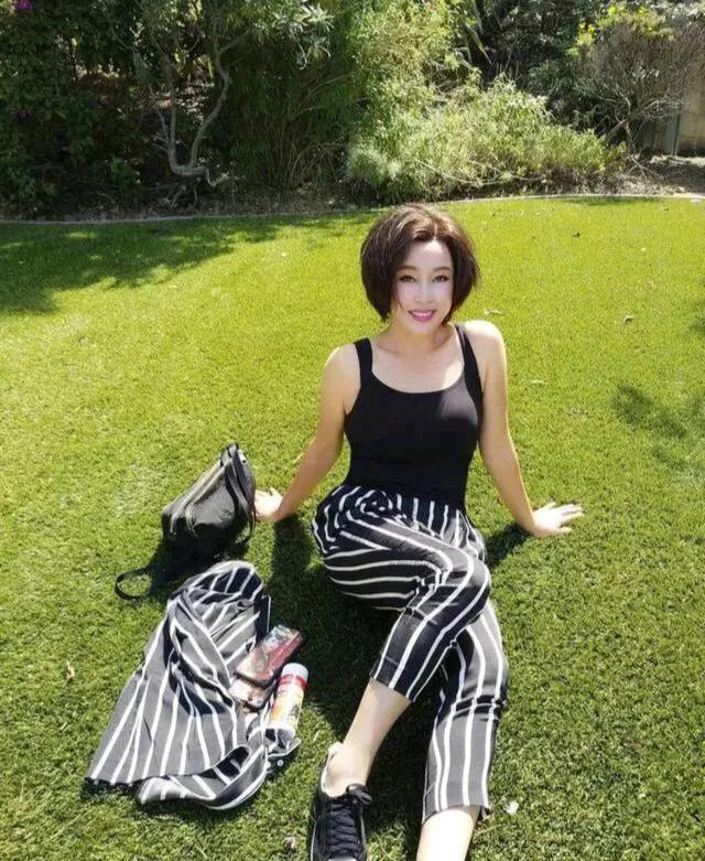 64岁刘晓庆花样多，剪短发梳成背头霸气十足，配西装太MAN了