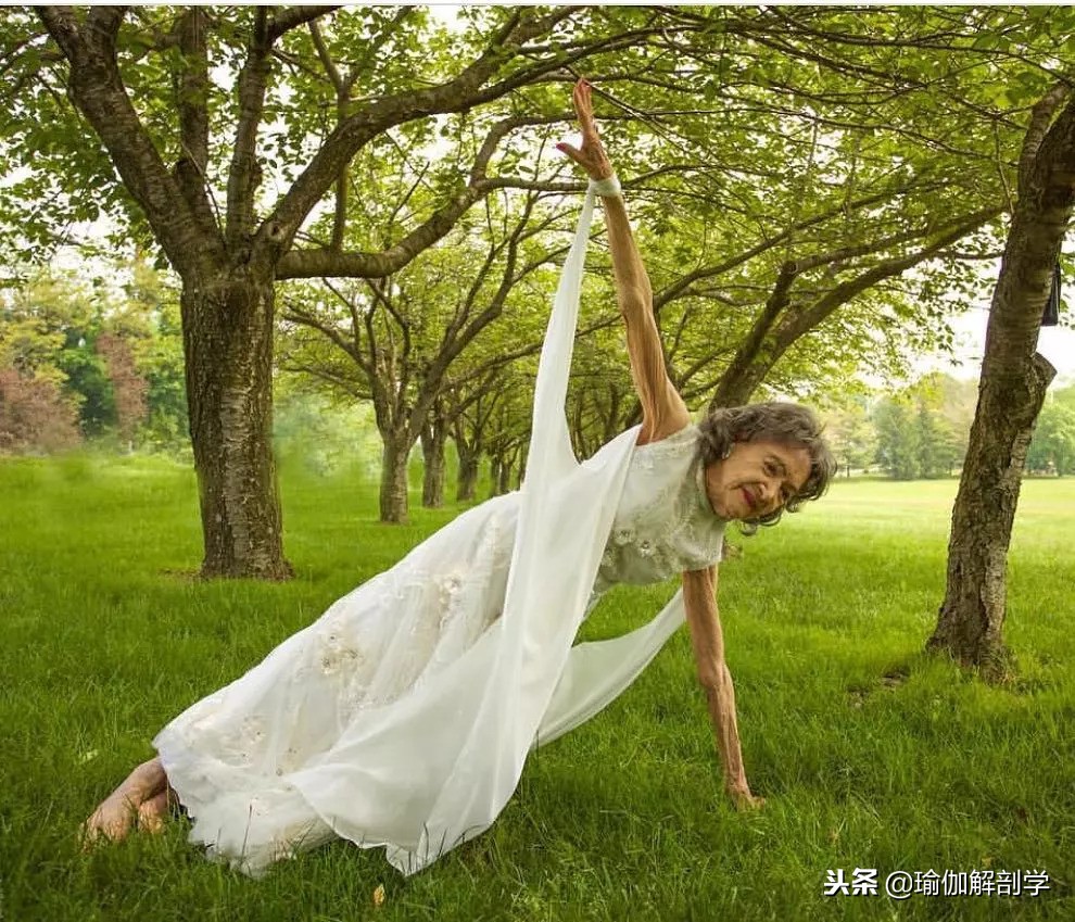 24张瑜伽照片模板最新,32张瑜伽常见的体式演示图