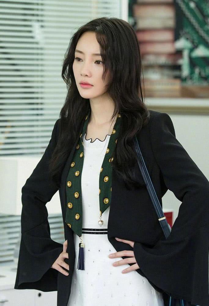 穿条背带就敢出门，侧身时让人倒吸一口气