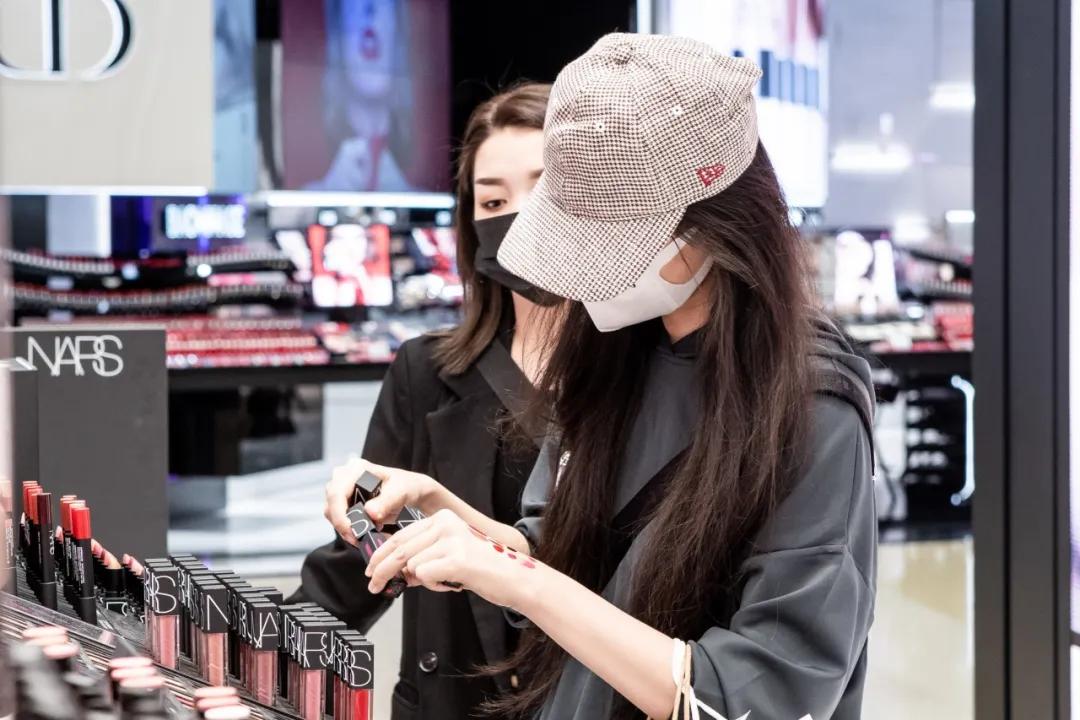 火爆全网的美妆店,美妆店火爆现场