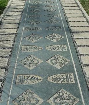 小鹅卵石路面是怎么铺装的,鹅卵石铺装路面方法