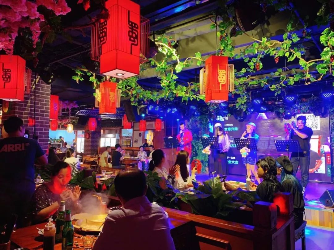 藏在火锅店里的最强演艺,吃着火锅听着歌,长春这家店真是嗨爆了