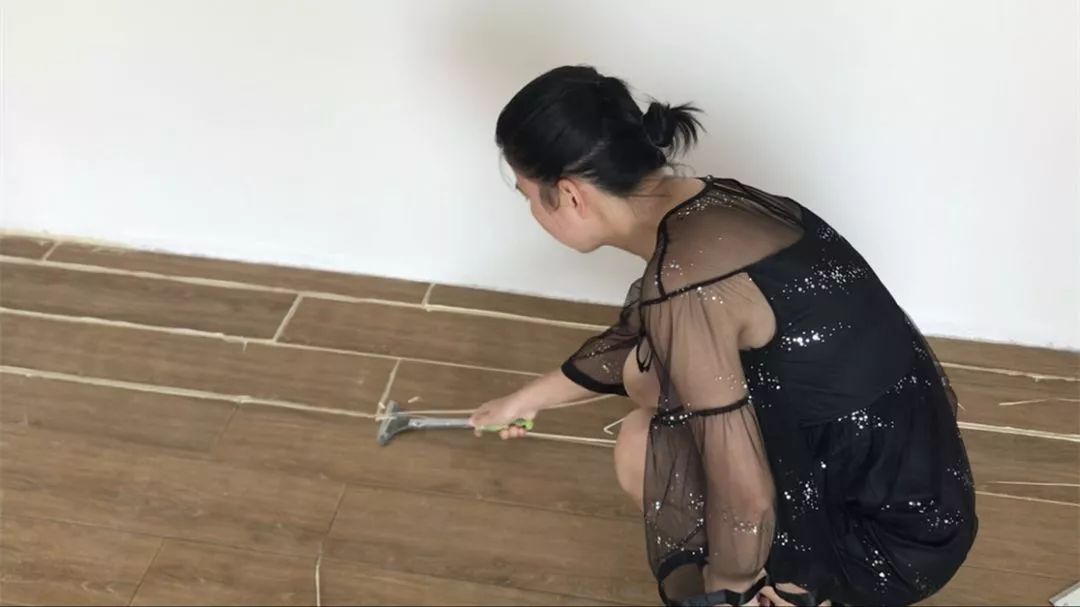 卫生间瓷砖缝隙可以用美缝剂吗,瓷砖缝隙用美缝剂还是水泥基