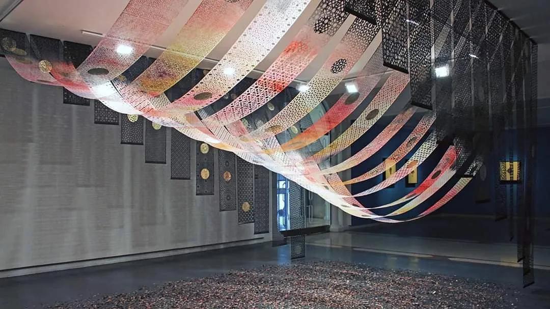 她用一把手术刀在2毛钱废报纸上雕出精美图腾,一幅卖60万