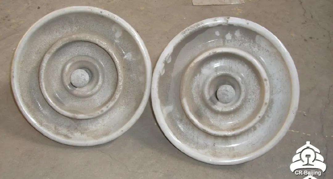 他们为14万支绝缘子集体“洗澡”