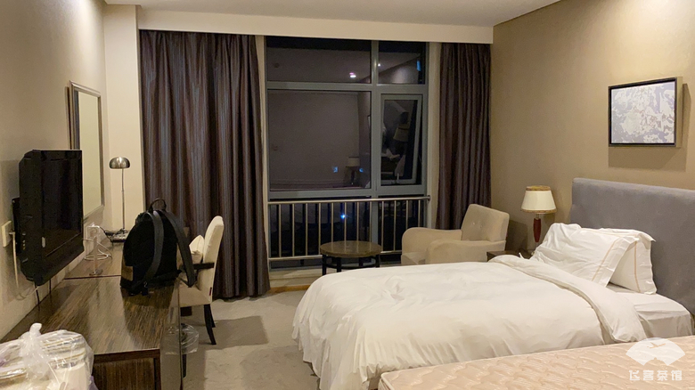 这种专业让人折服!在毫无服务的情况下,空姐仍能准确地姓氏称呼