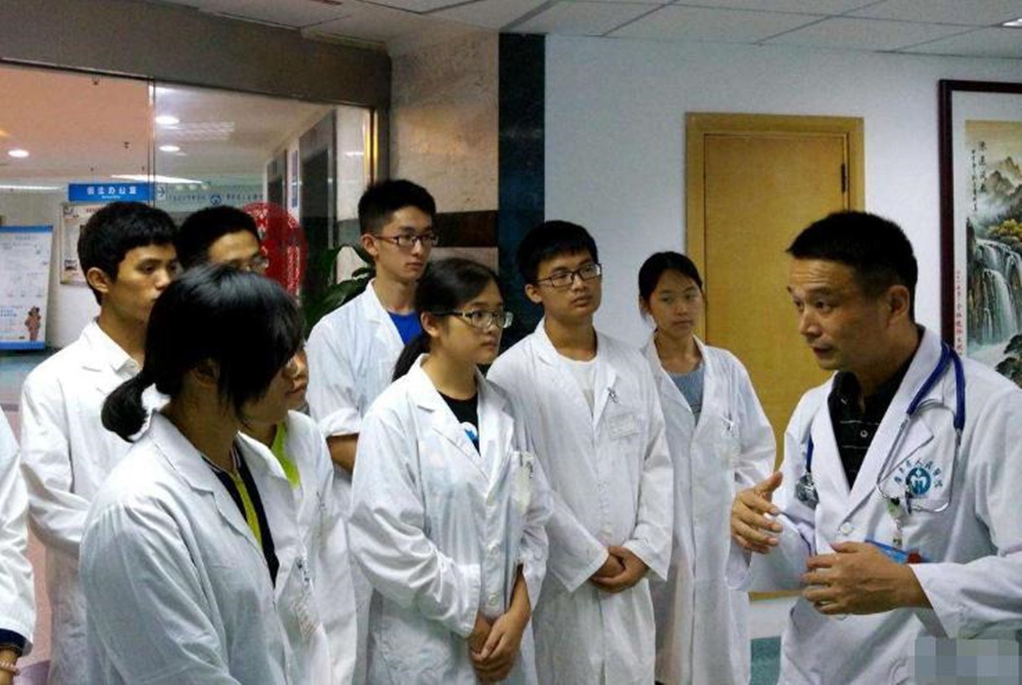 适合中等生“捡漏”的3所医科大学，就业前景明朗，500分就能报考