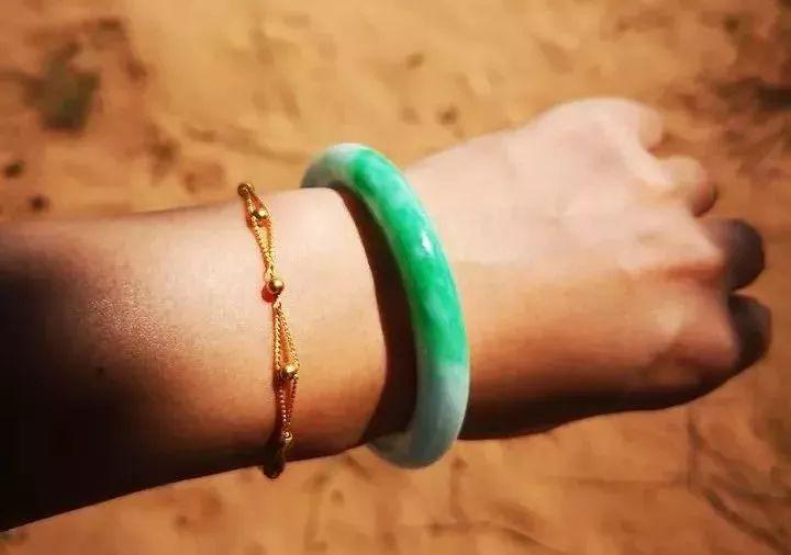 玉镯款式太单调？6种“叠搭法”不怕你撞衫就怕你太时髦