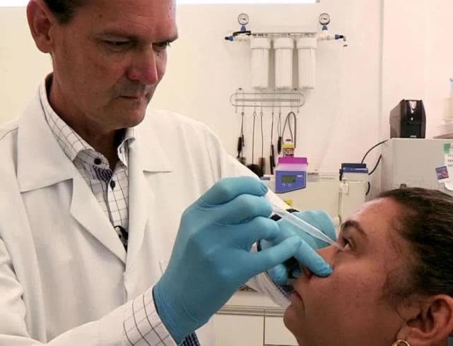 女子得了罕见怪病眼睛流出血,女子眼睛流出钻石眼泪