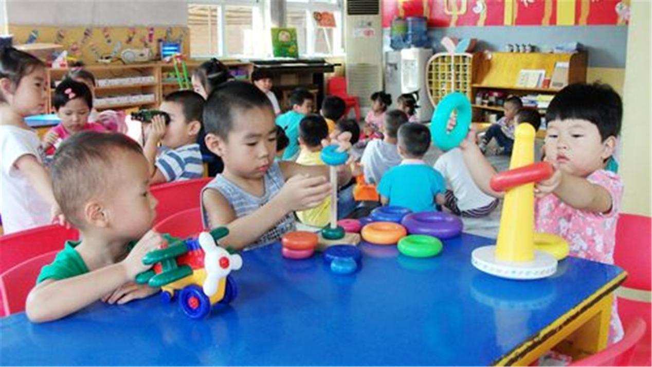 幼儿园“新型攀比”成风,家长苦不堪言,孩子也受到波及