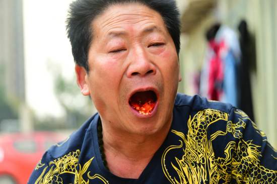 中国辣王李永志吃碎辣椒配白酒,中国辣王李永志讲哪里最能吃辣椒