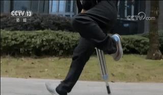 外卖小哥单腿送外卖原视频,单腿外卖小哥送餐视频