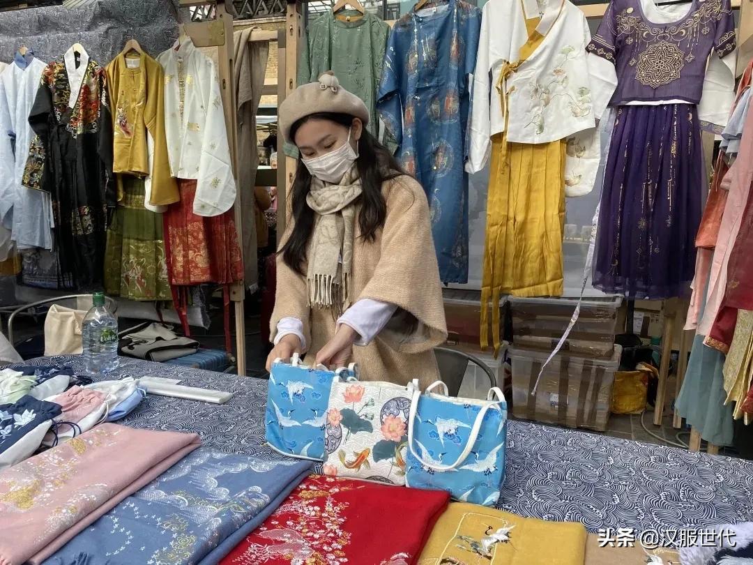 在国外摆摊试穿汉服,欧洲卖汉服生意好吗