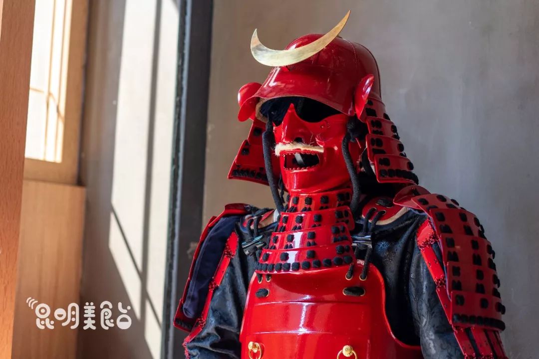 在昆明，第一次见200斤的大鱼，蘸着芥末生吃超爽