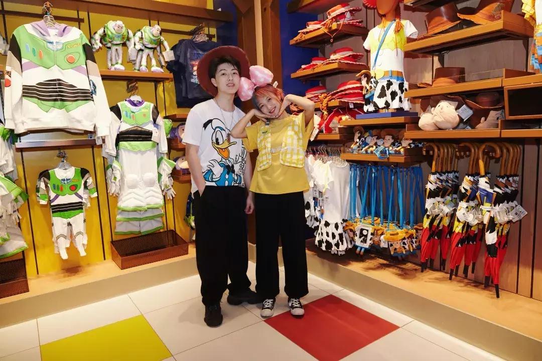 我们在上海迪士尼里玩耍了一天，发现穿的美才能玩的好！