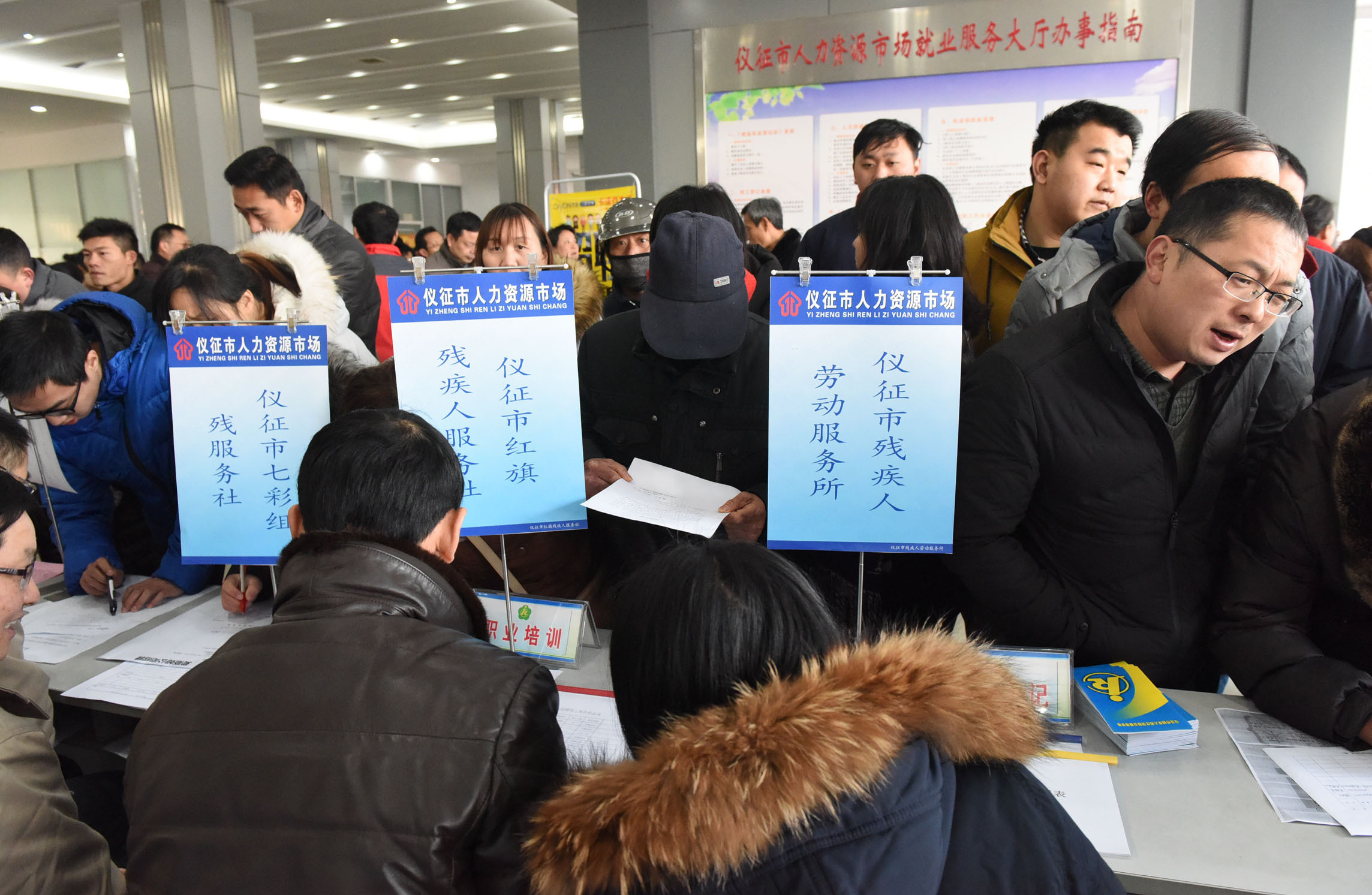 用工荒背后的“黄金坑”！6000月薪“当普工”，门槛低机会大