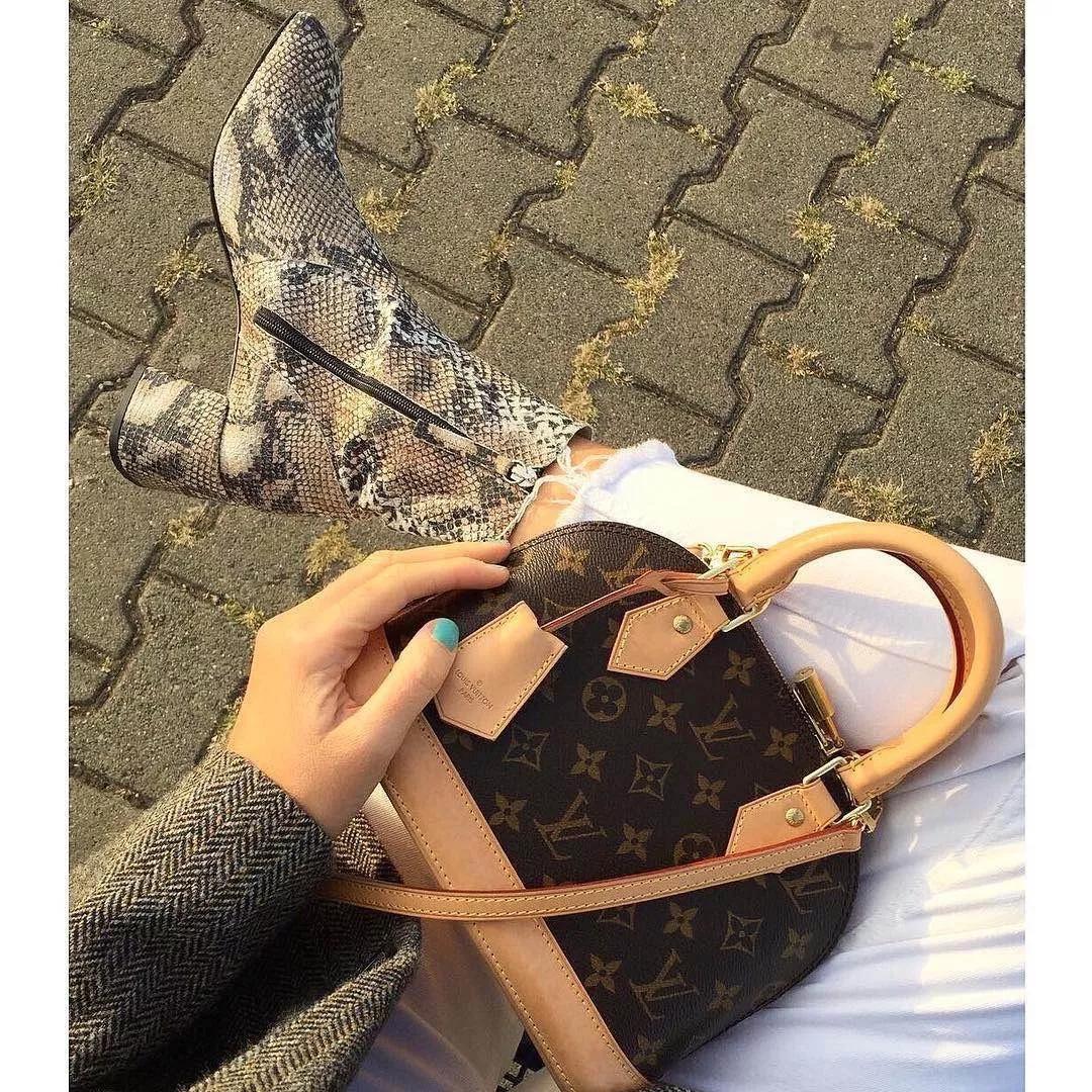 chanel包和lv包哪个更值得入手,chanel2018季节款包