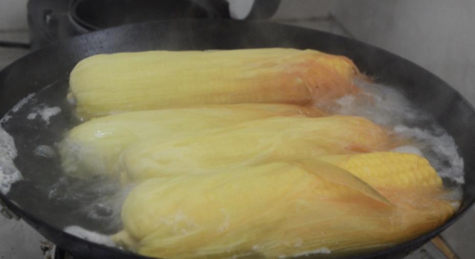 玉米上有个小机关，用剪刀一扎一转，玉米粒完整脱落，太实用了