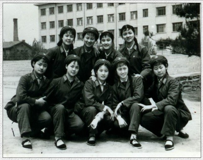 难忘74式军服——海军恢复水兵服，女兵穿上了裙子