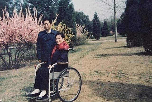 空军飞行员闫志国,飞行员丈夫闫志国照料妻子41年