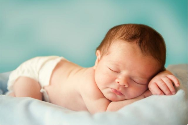 防止宝宝吮手指方法,孩子爱吮手指怎样纠正