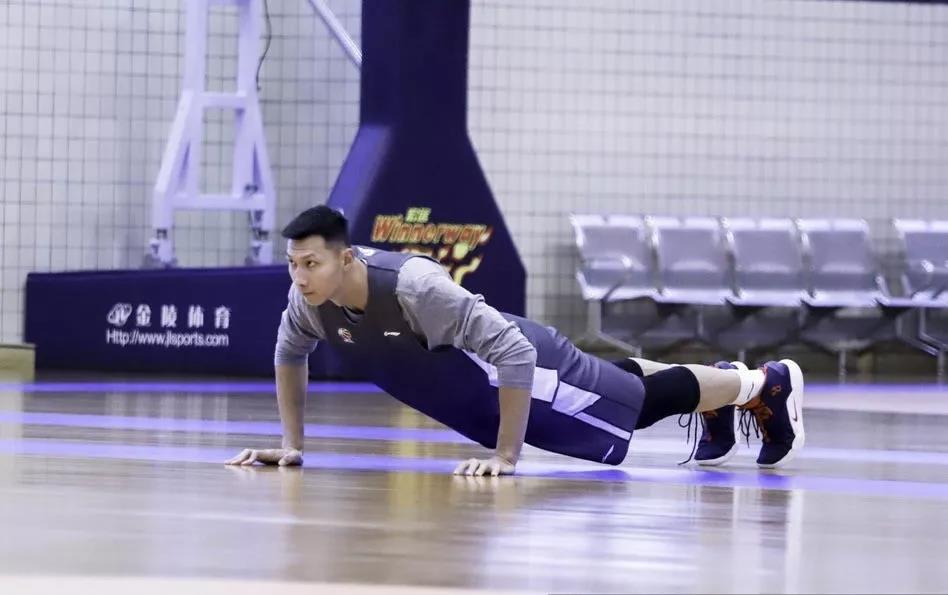 cba赛场再现争议一幕,cba赛场上用过的篮球值钱吗