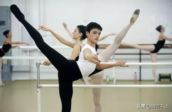 乔治穿芭蕾被嘲讽性别刻板印象,乔治小王子跳芭蕾视频