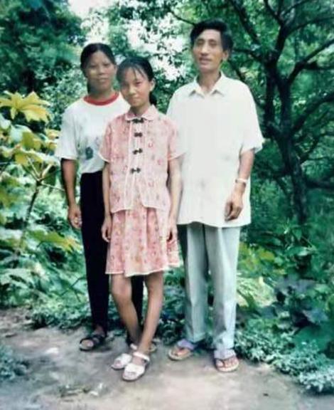 34岁湖南女子，为替丈夫还债辞去教师工作，独闯上海4年赚80万