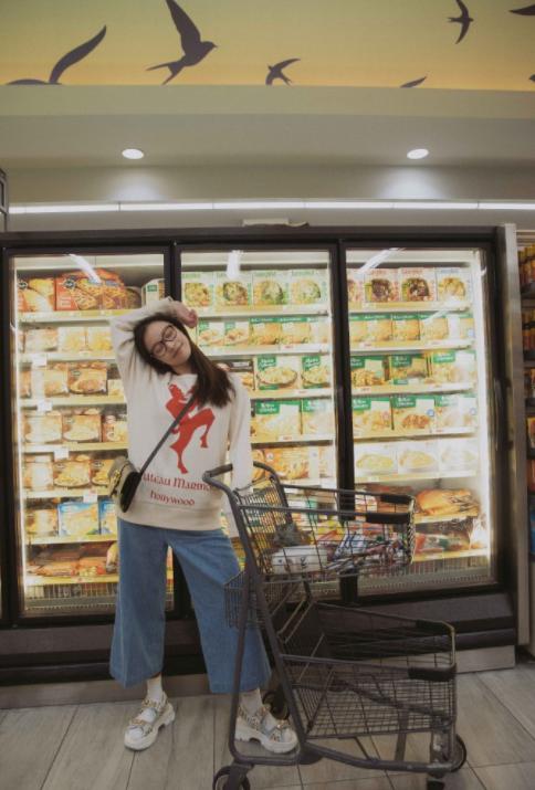 倪妮优衣库卫衣,倪妮街头拍照