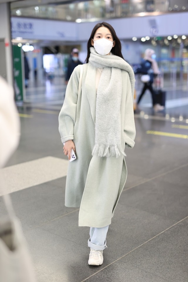 陈瑶长发披肩图片,陈瑶酷黑吊带长裙造型