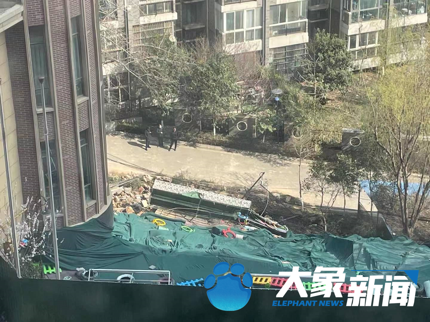 河南新郑维也纳湖畔小区内幼儿园发生塌陷,教学楼地基裸露