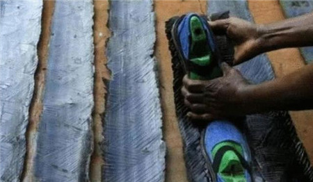 非洲有一种“寄生虫”,能钻到人脚底,小伙脚底被钻出很多个洞